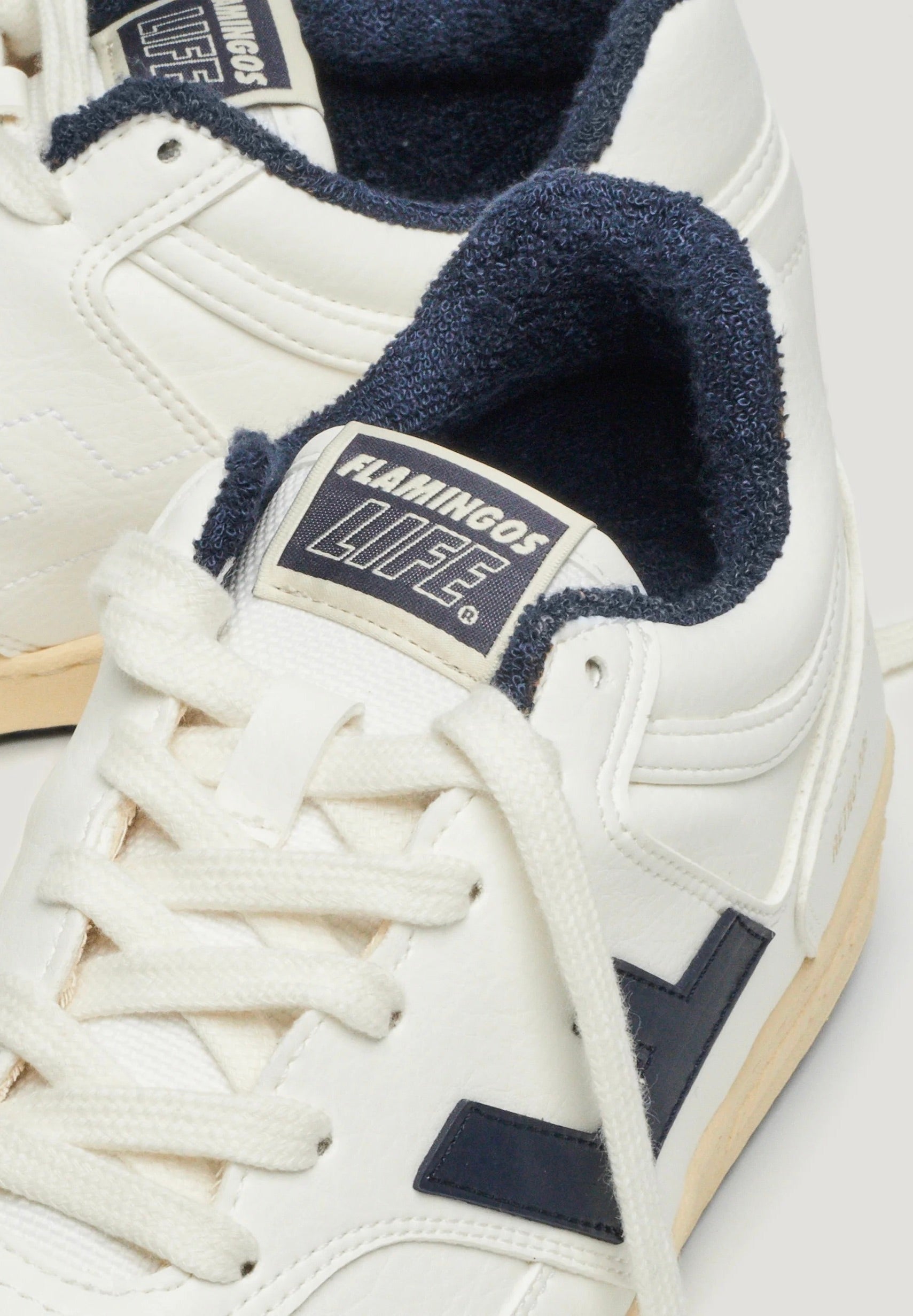 sneaker retro 90's white vanilla navy
