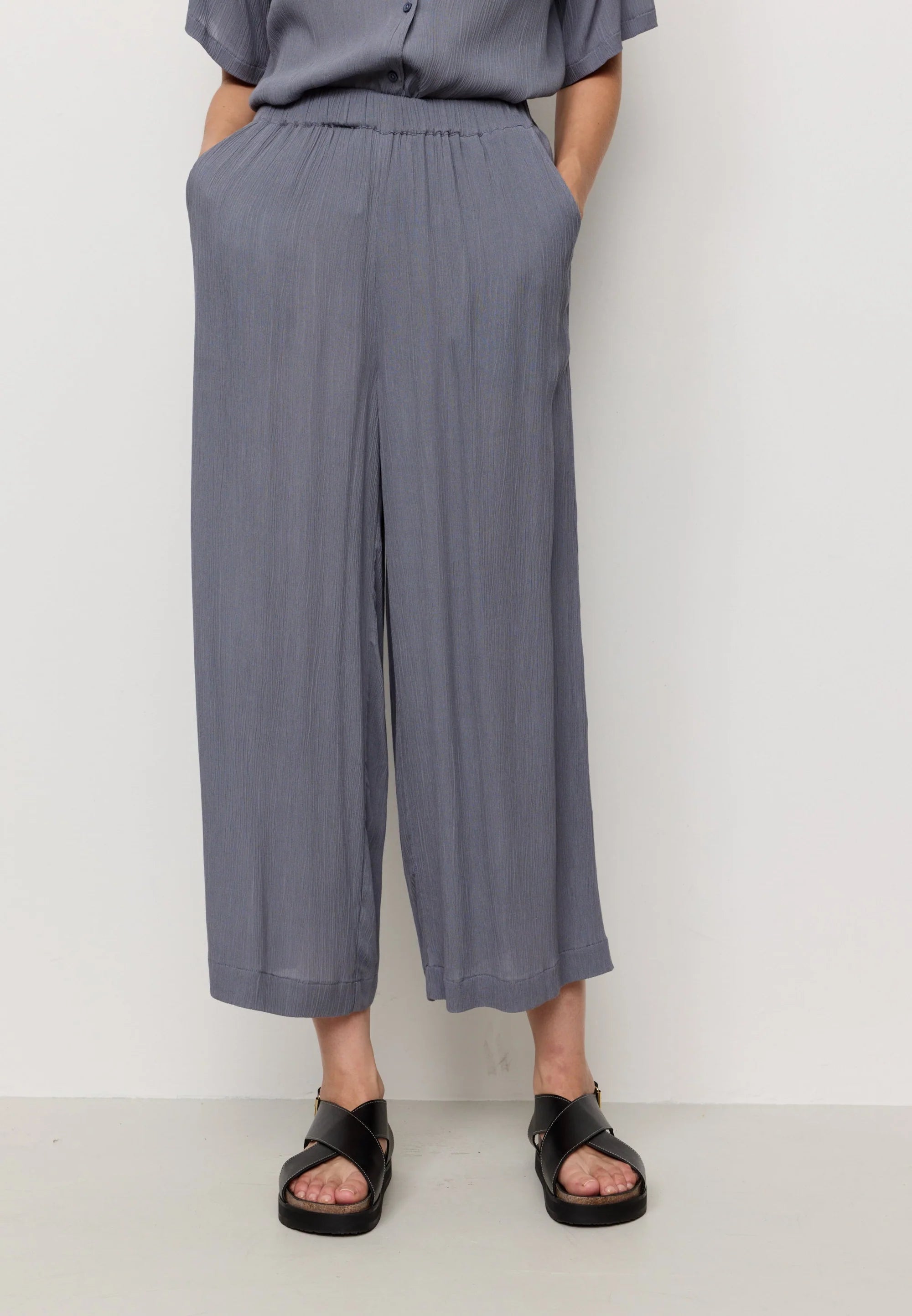 hose mandevilla dove blue