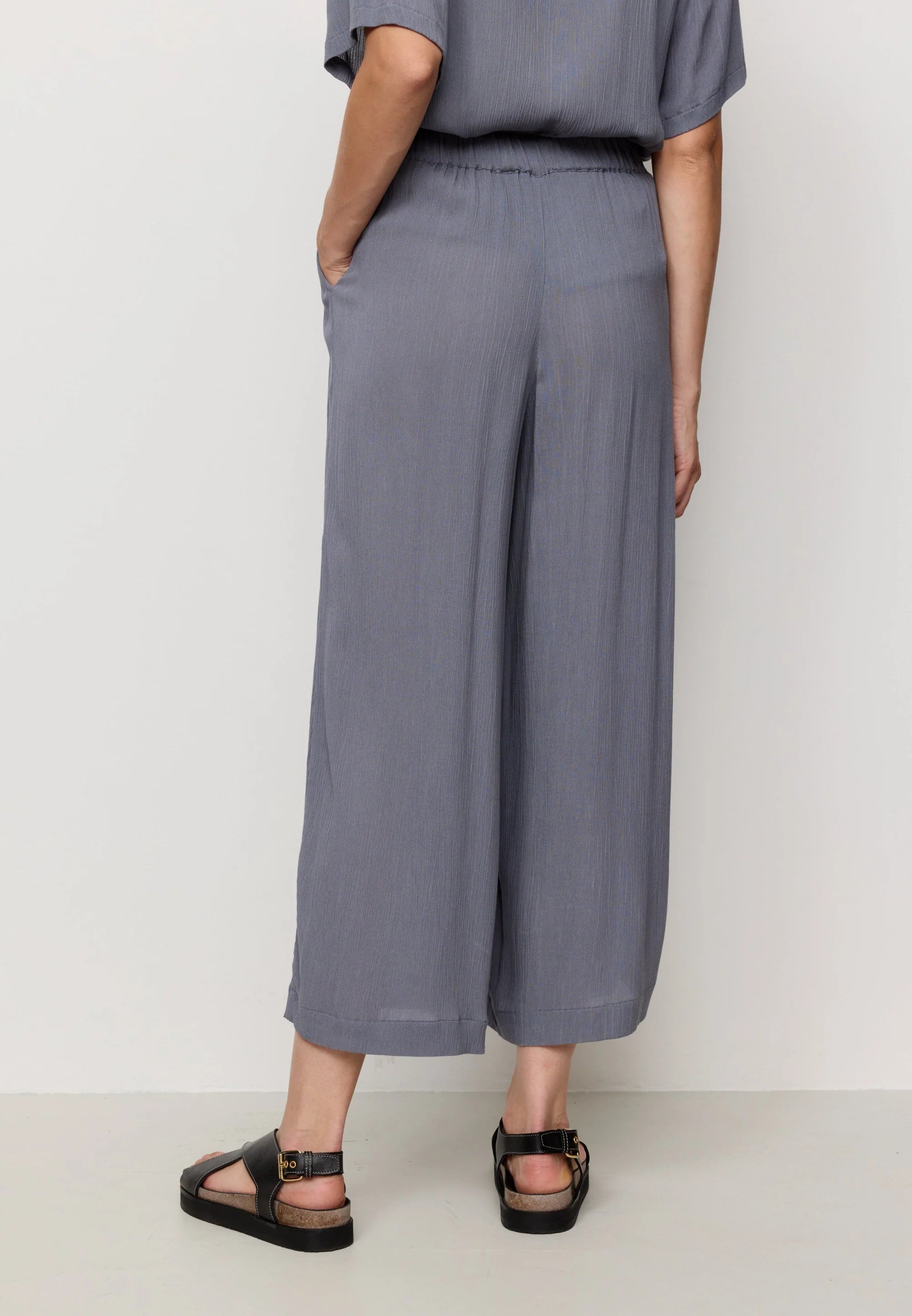 hose mandevilla dove blue