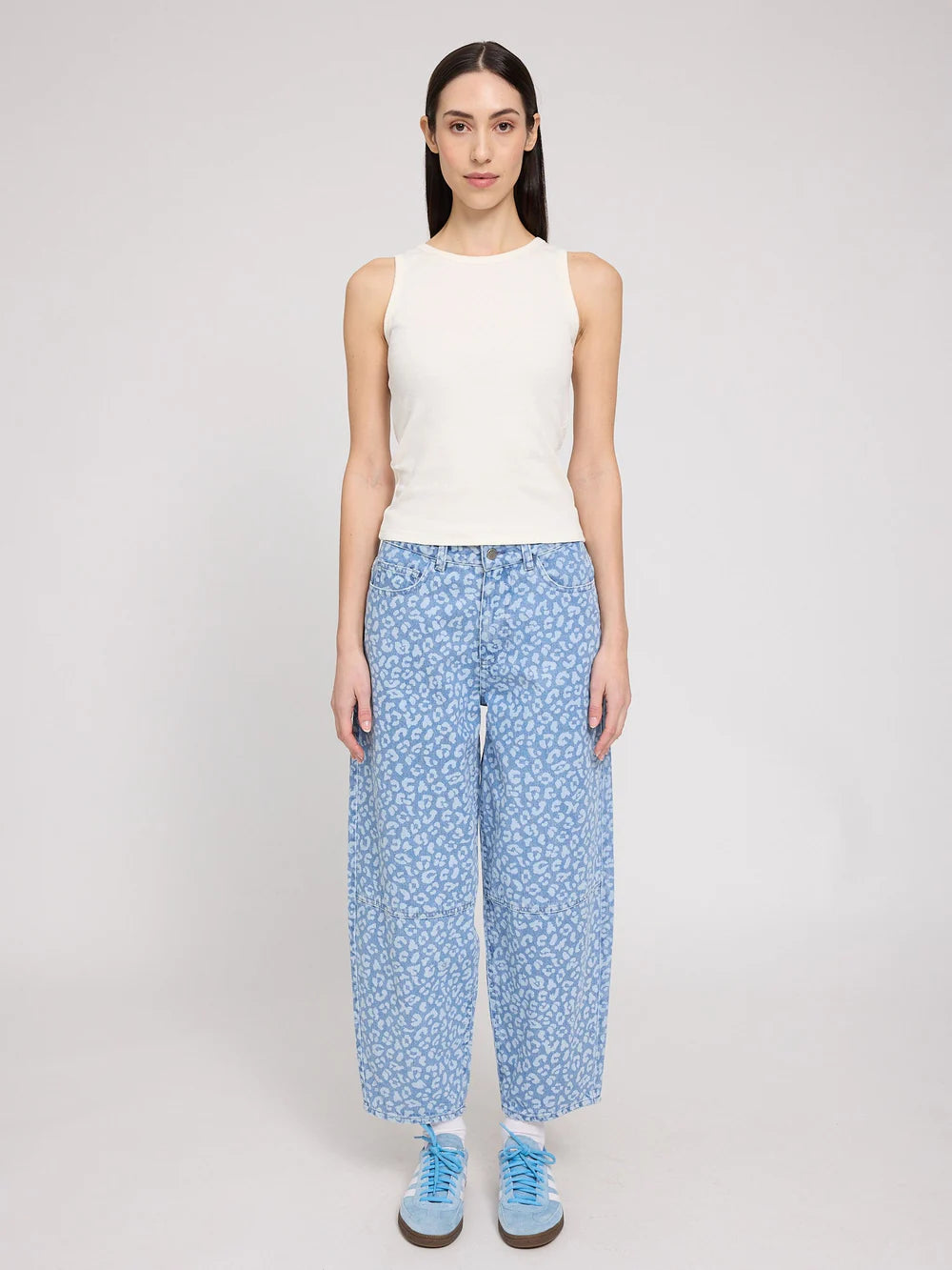 printed barrel leg denim pants light blue wash/printed