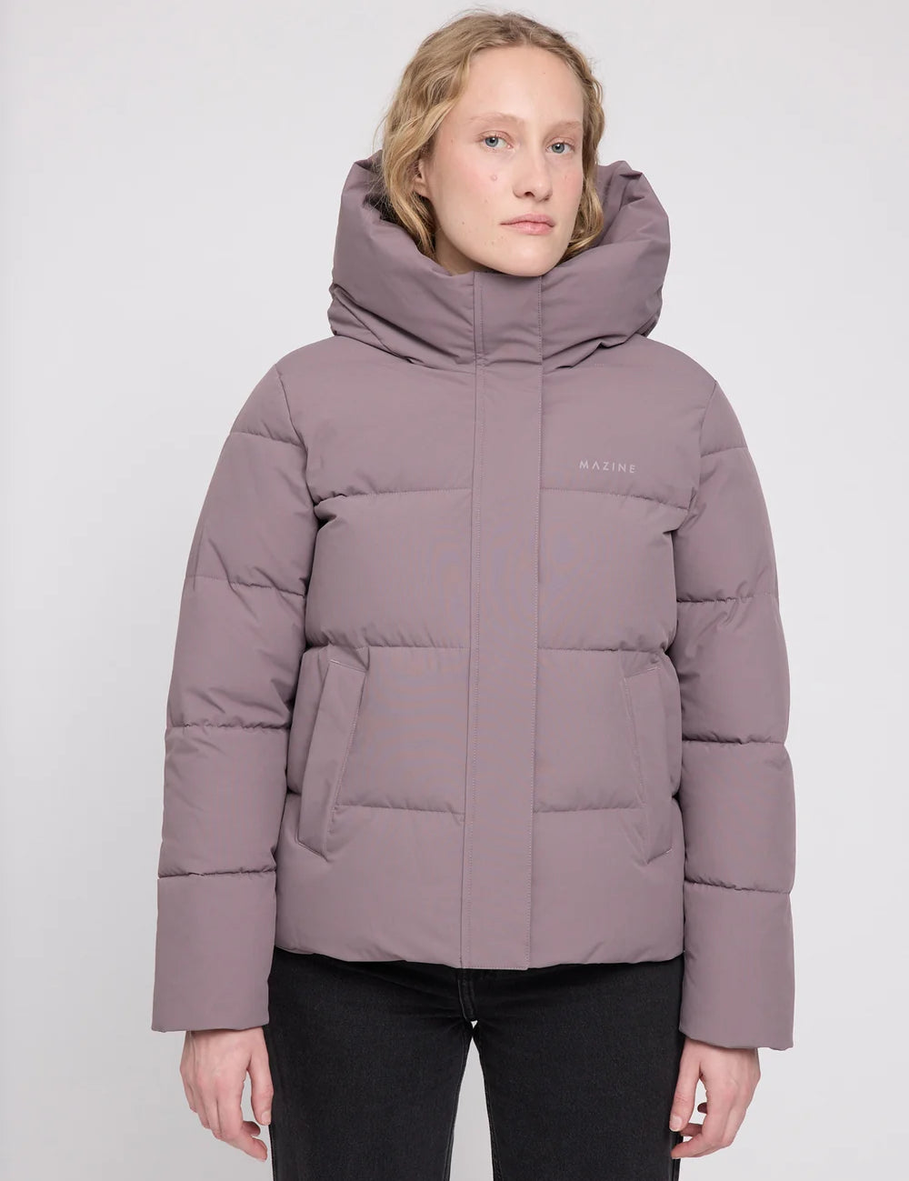 26331451_basic-puffer-jacket_sparrow_01_1000x_jpg.webp