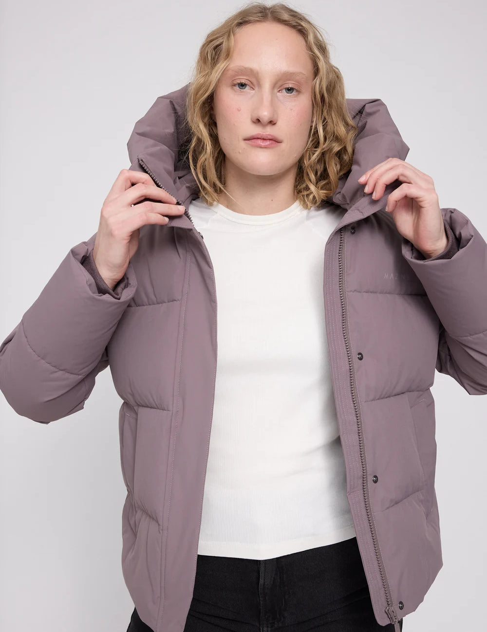 26331451_basic-puffer-jacket_sparrow_06_1000x_jpg.webp