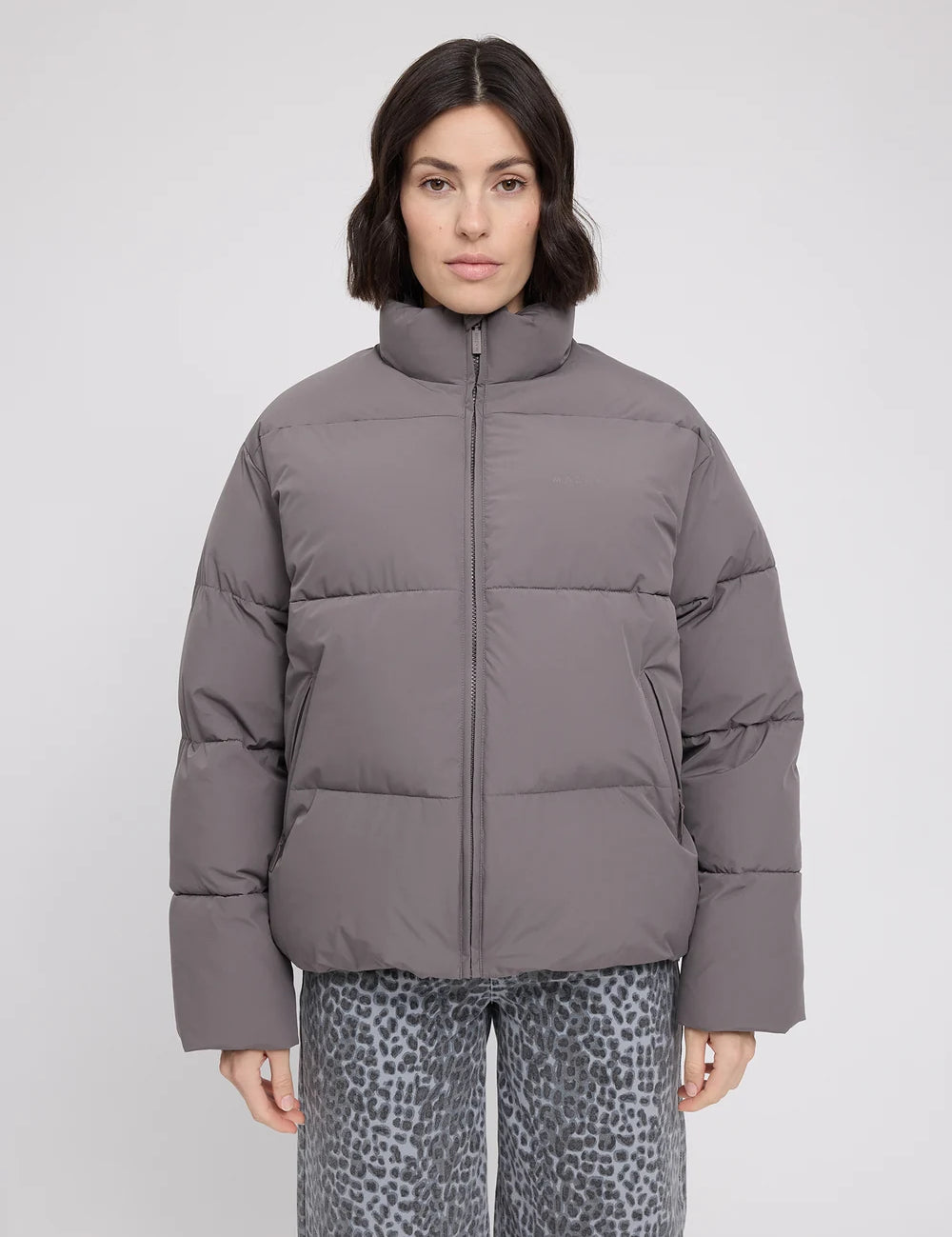 26331453_loose-fit-puffer-jacket_warm-mud_03_1000x_jpg.webp