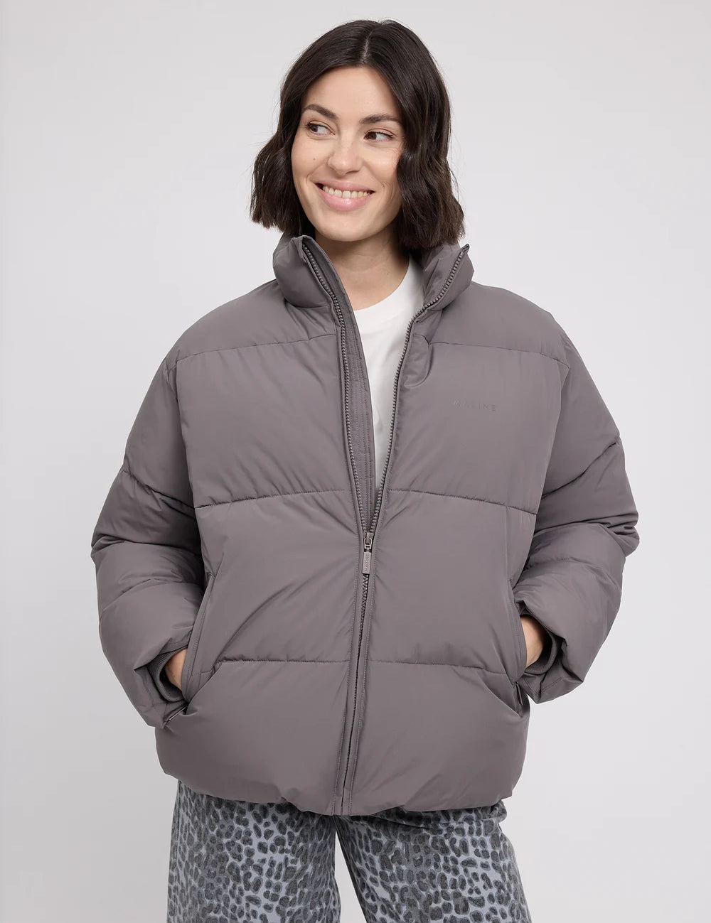 26331453_loose-fit-puffer-jacket_warm-mud_06_1000x_jpg.webp
