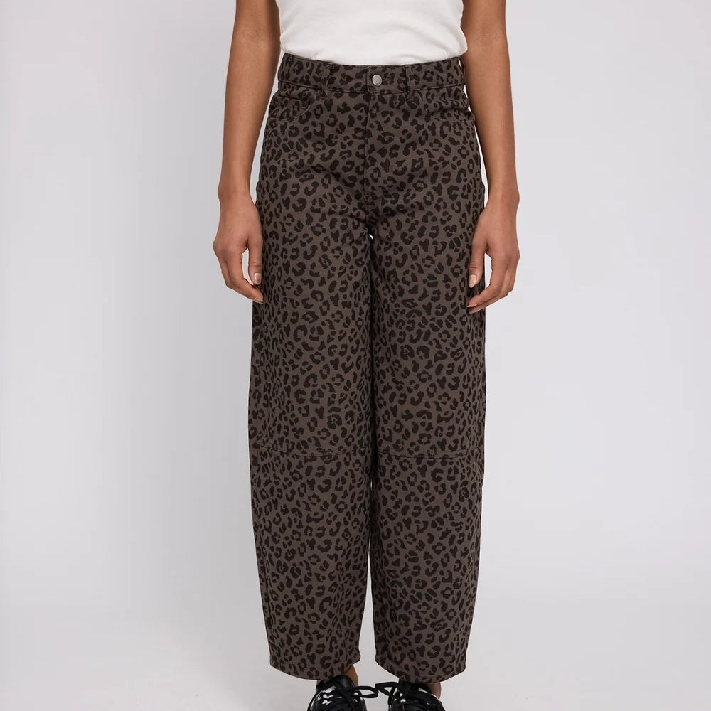 26336265_printed-barrel-leg-denim-pants_chocolate-brown-printed_02_1000x_jpg.webp