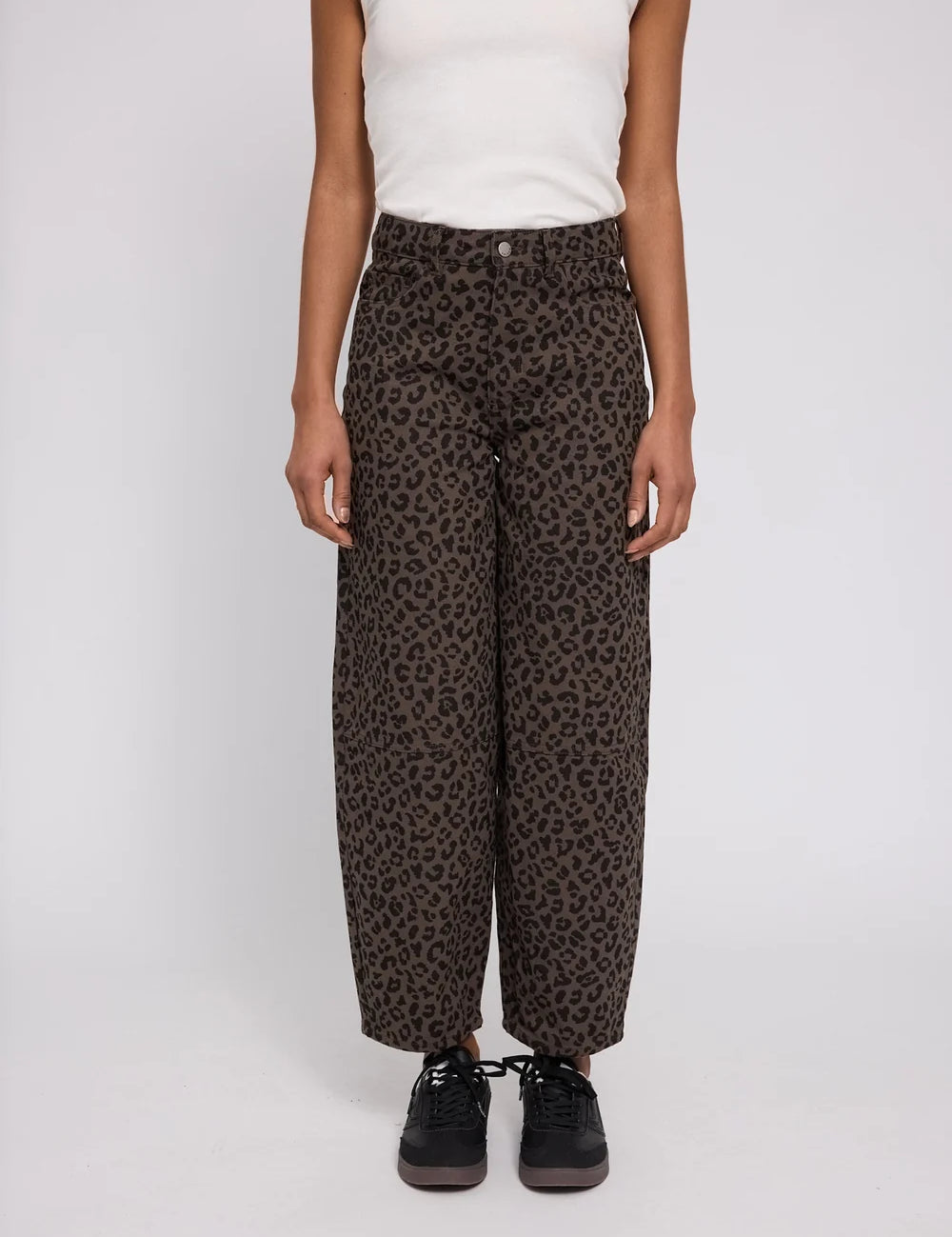 26336265_printed-barrel-leg-denim-pants_chocolate-brown-printed_02_1000x_jpg.webp