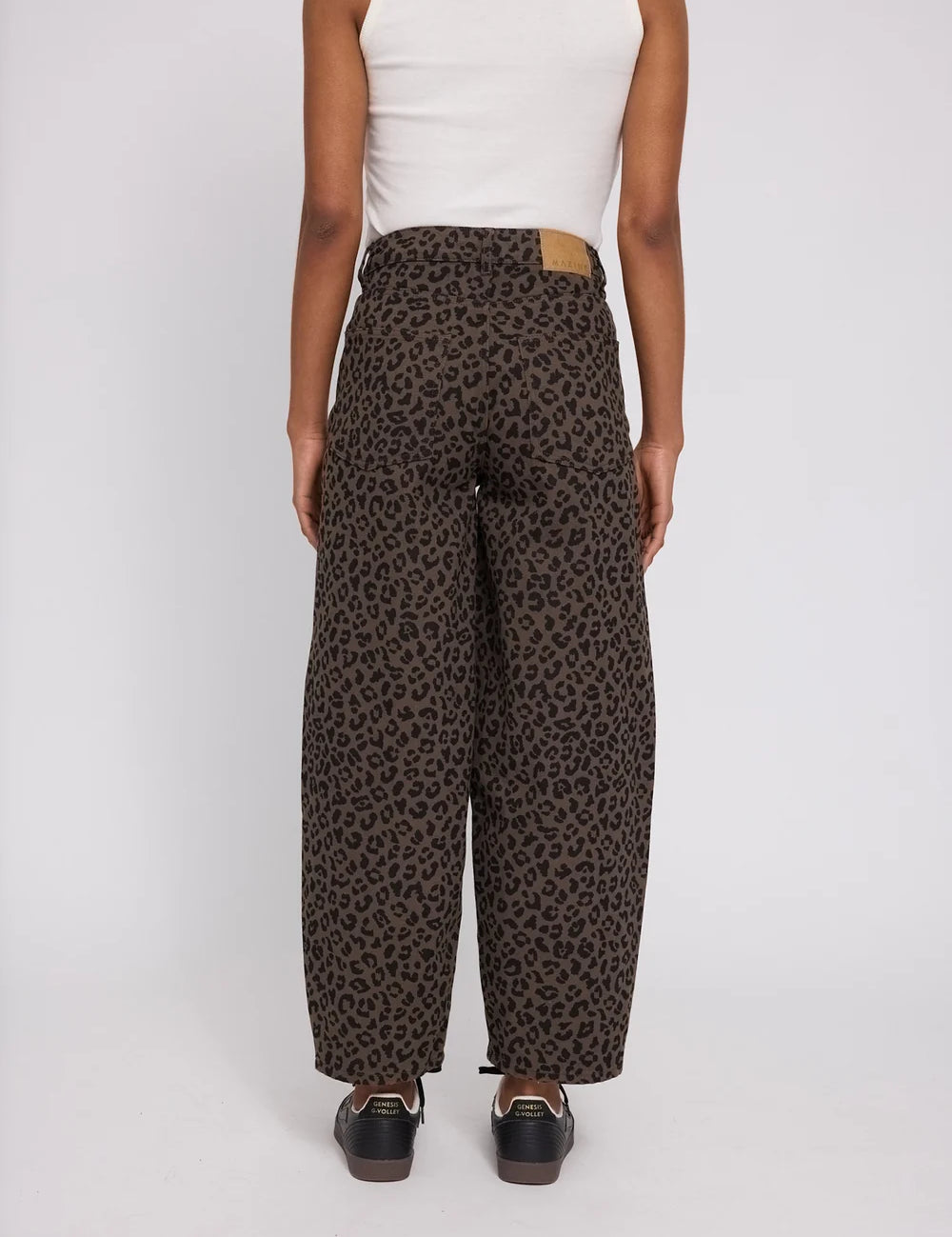 26336265_printed-barrel-leg-denim-pants_chocolate-brown-printed_04_1000x_jpg.webp