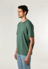 Lade das Bild in den Galerie-Viewer, t-shirt creator green bay