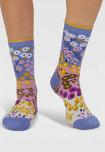 Lade das Bild in den Galerie-Viewer, marguerite floral socks light sapphire blue