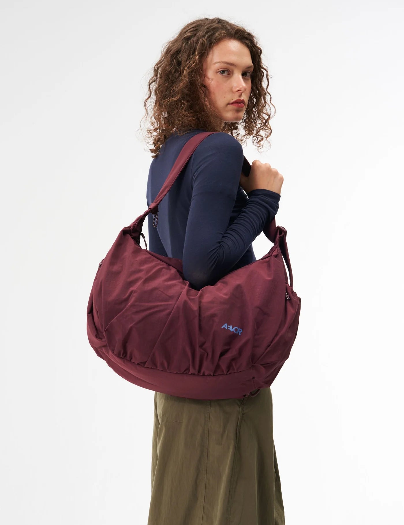AVR-SLB-001-50180-AEVOR-Slouchy-Bag-Burgundy-51_jpg.webp