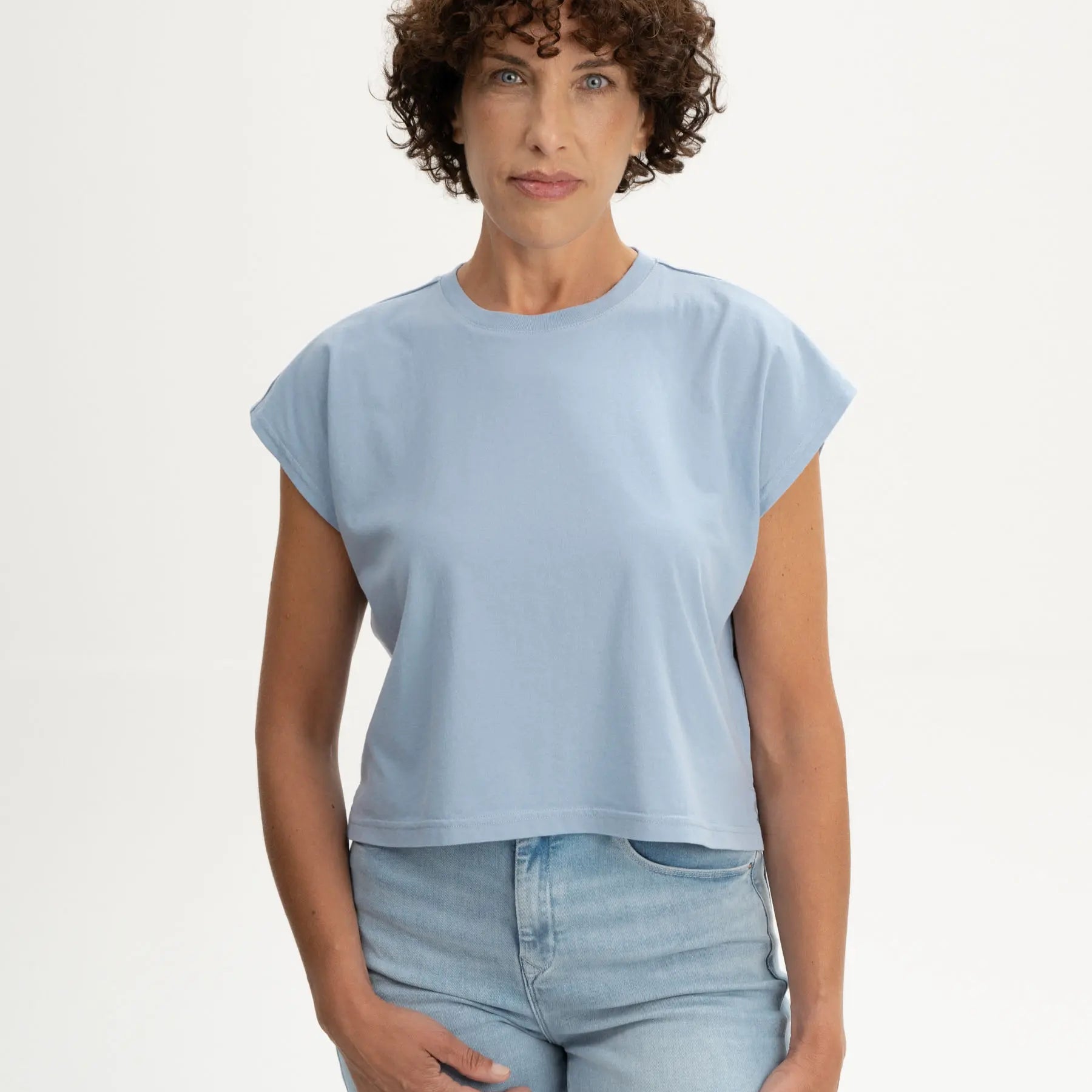 Bhamini_cropped-t-shirt_hush-blue_01.webp