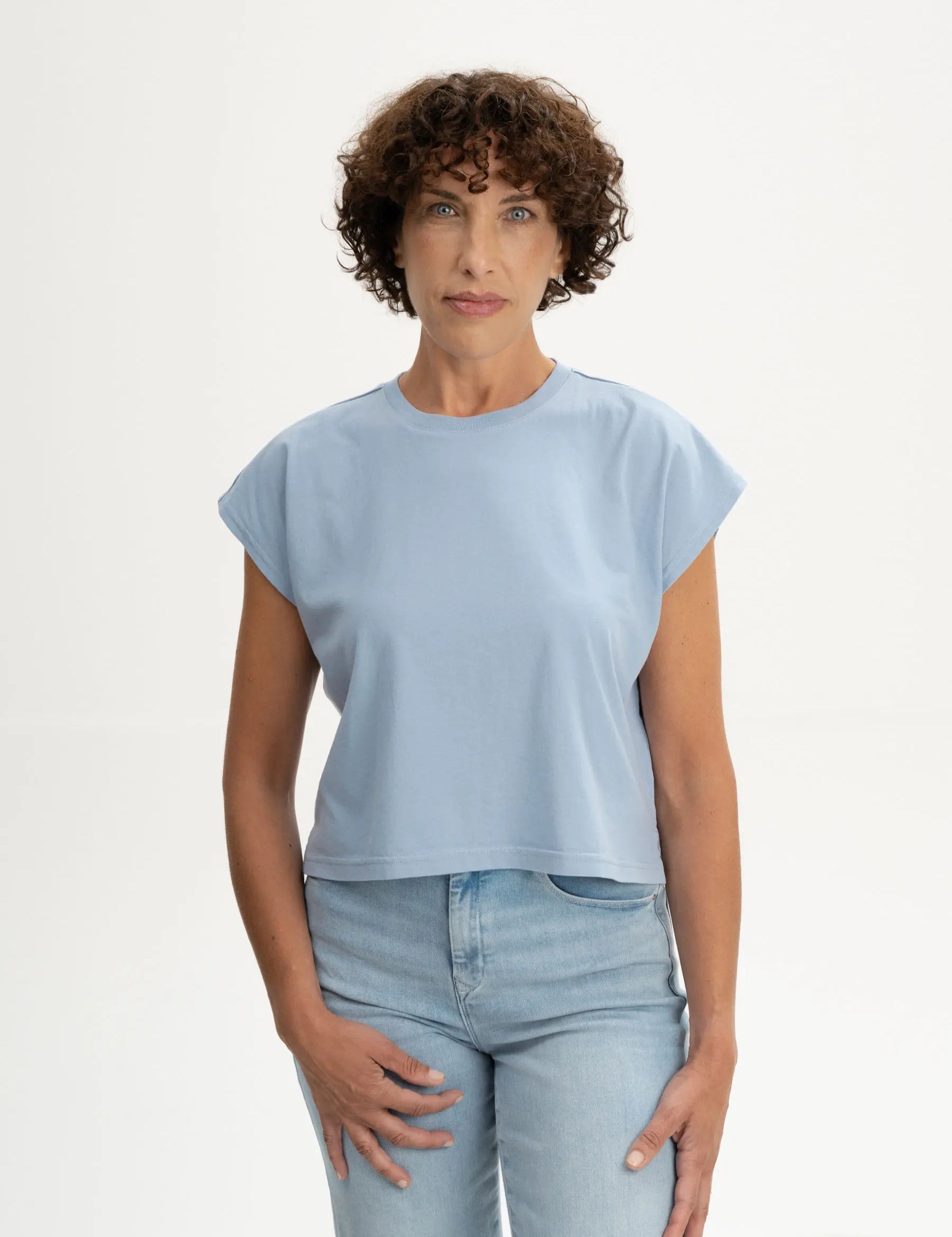 Bhamini_cropped-t-shirt_hush-blue_01.webp