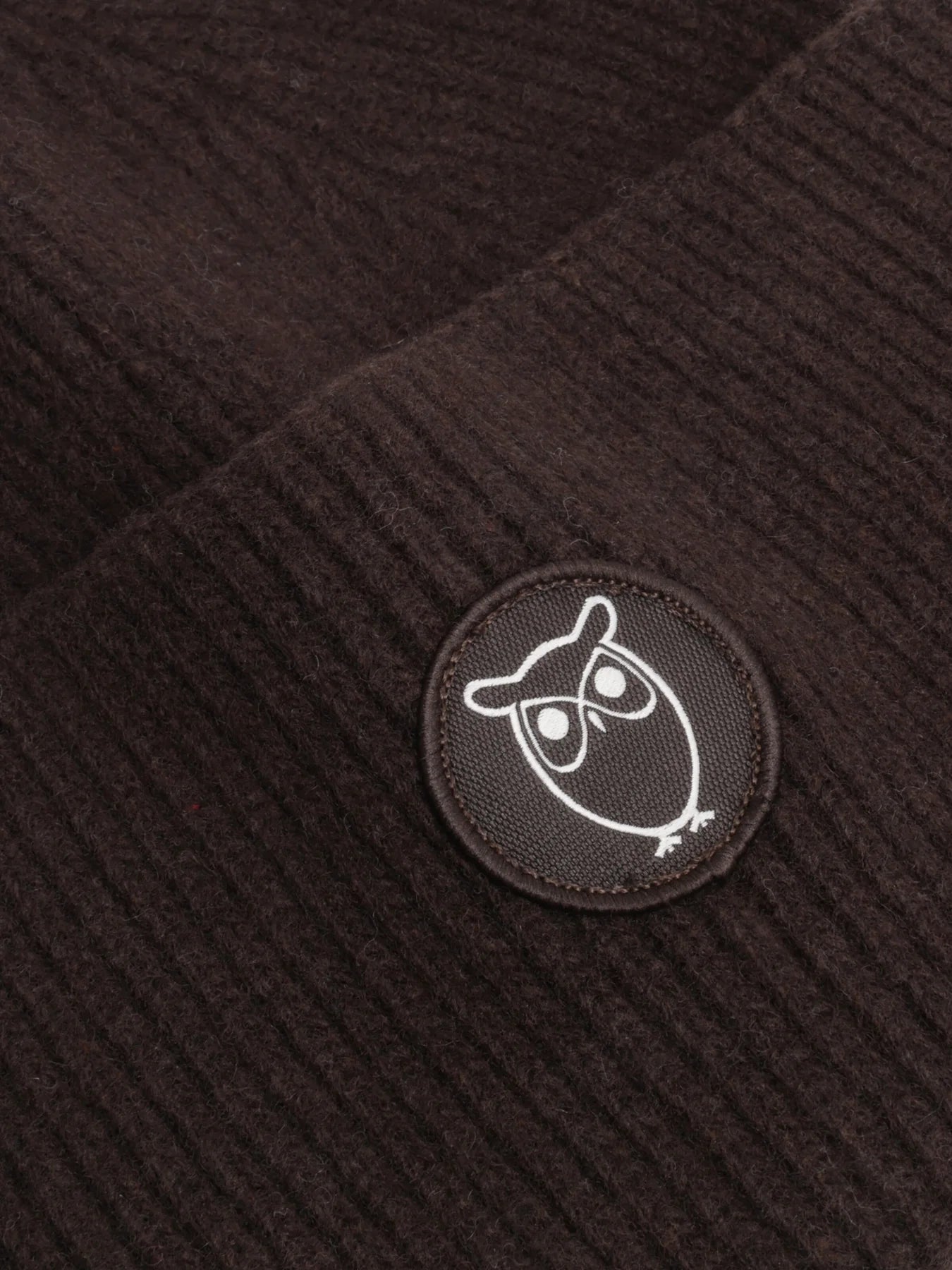 wool badge beanie chocolate torte
