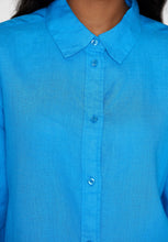 Lade das Bild in den Galerie-Viewer, loose linen long sleeved shirt malibu blue