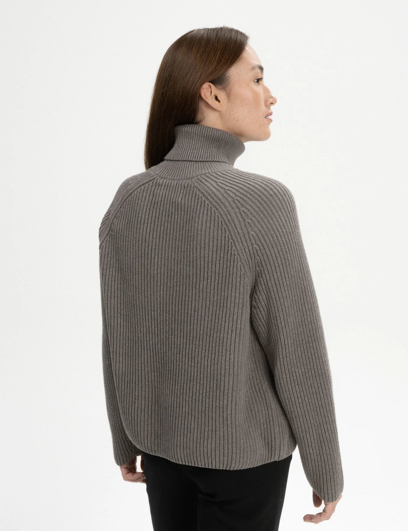 Chirha-turtleneck-knit-jumper-bear-blend-03_jpg.webp