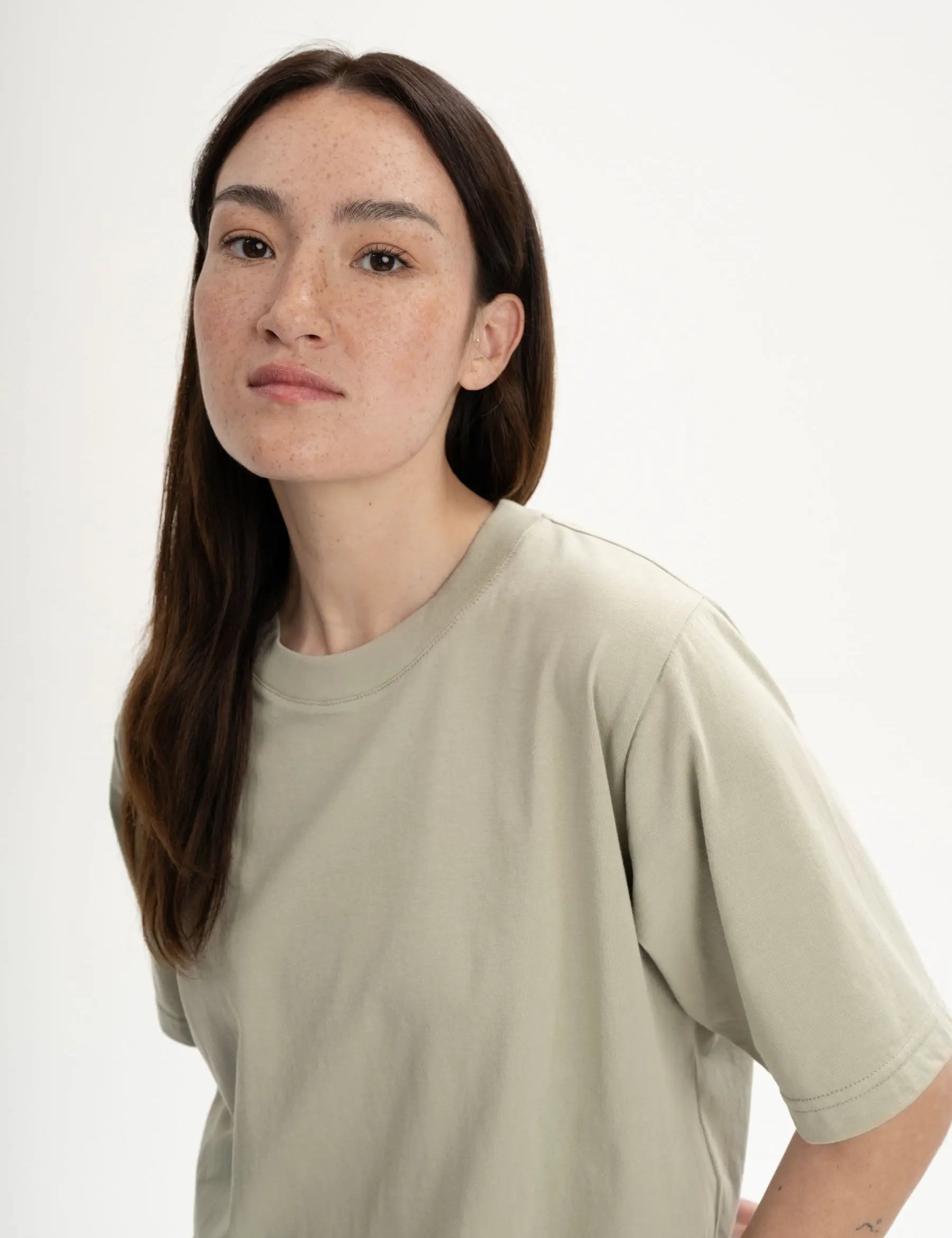 Desna_cropped-t-shirt_dusty-green_04.webp