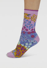 Lade das Bild in den Galerie-Viewer, marguerite floral socks dusk lilac