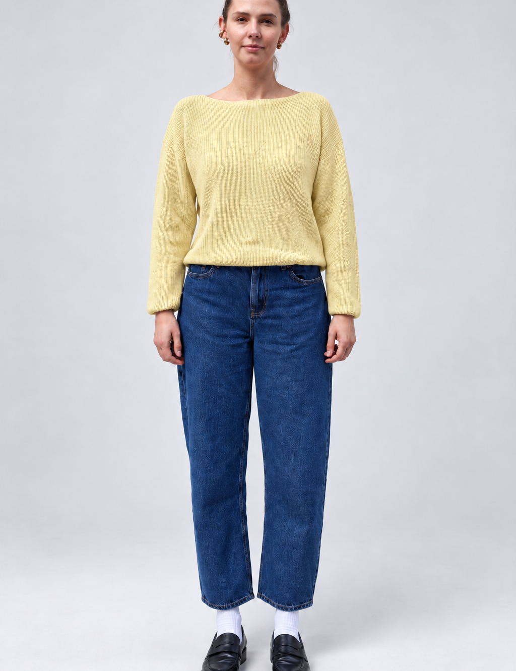 FrauimbuttergelbenStrickpullover-1.png
