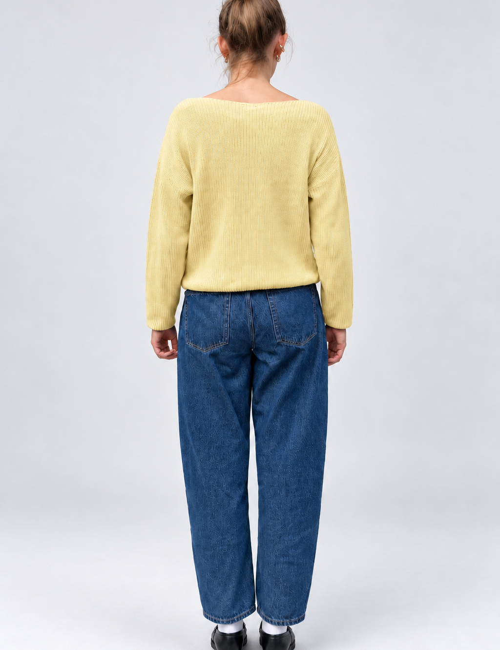FrauimbuttergelbenStrickpullover-2.png
