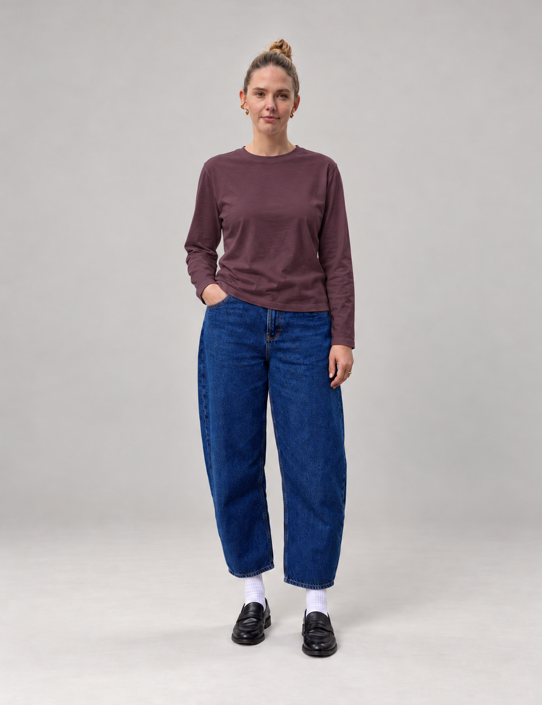 Ganzkoerper-PortraetimFeigenpurpur-Shirt-1.png