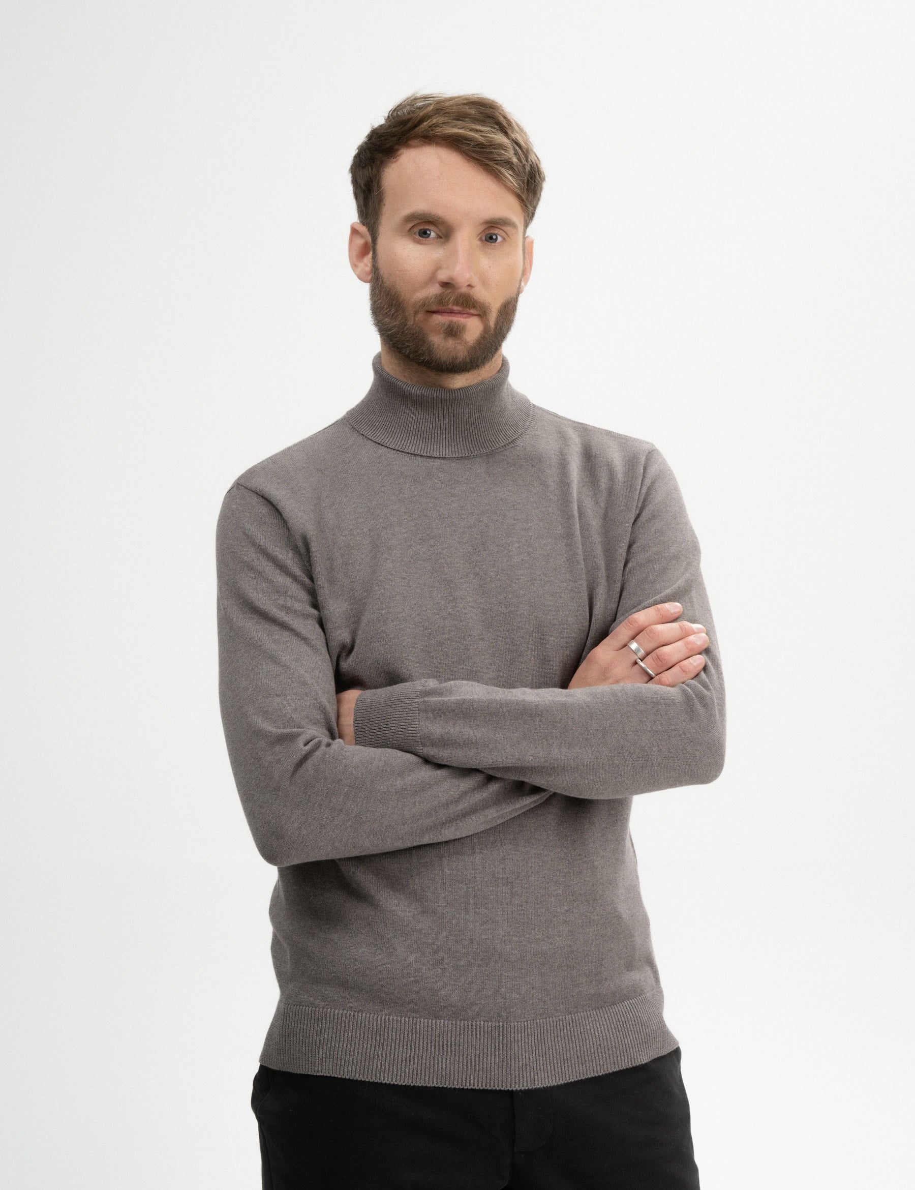 Kanja_men-fine-knit-roll-neck-jumper_bear-blend_01.jpg