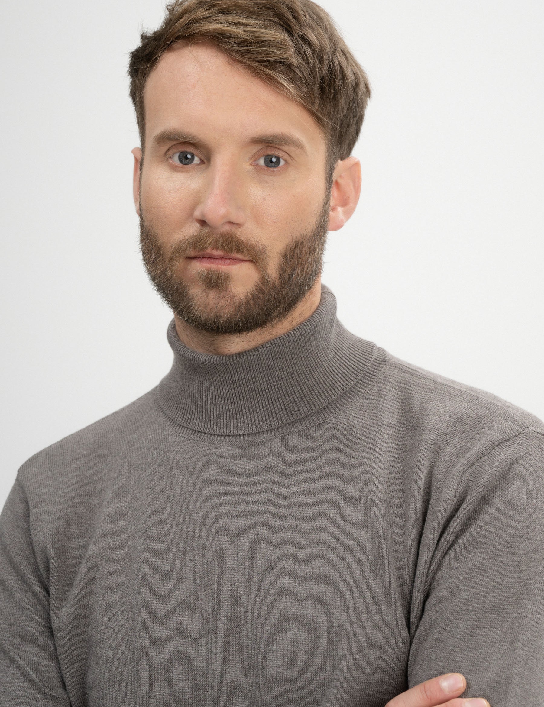 Kanja_men-fine-knit-roll-neck-jumper_bear-blend_05.jpg