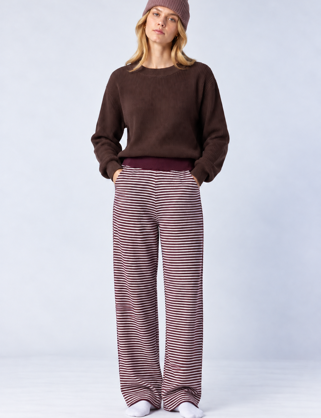 MinimalistischesModeportraetmitweissenSocken_665d9dad-a00c-4040-b50d-749b7c270ce6.png