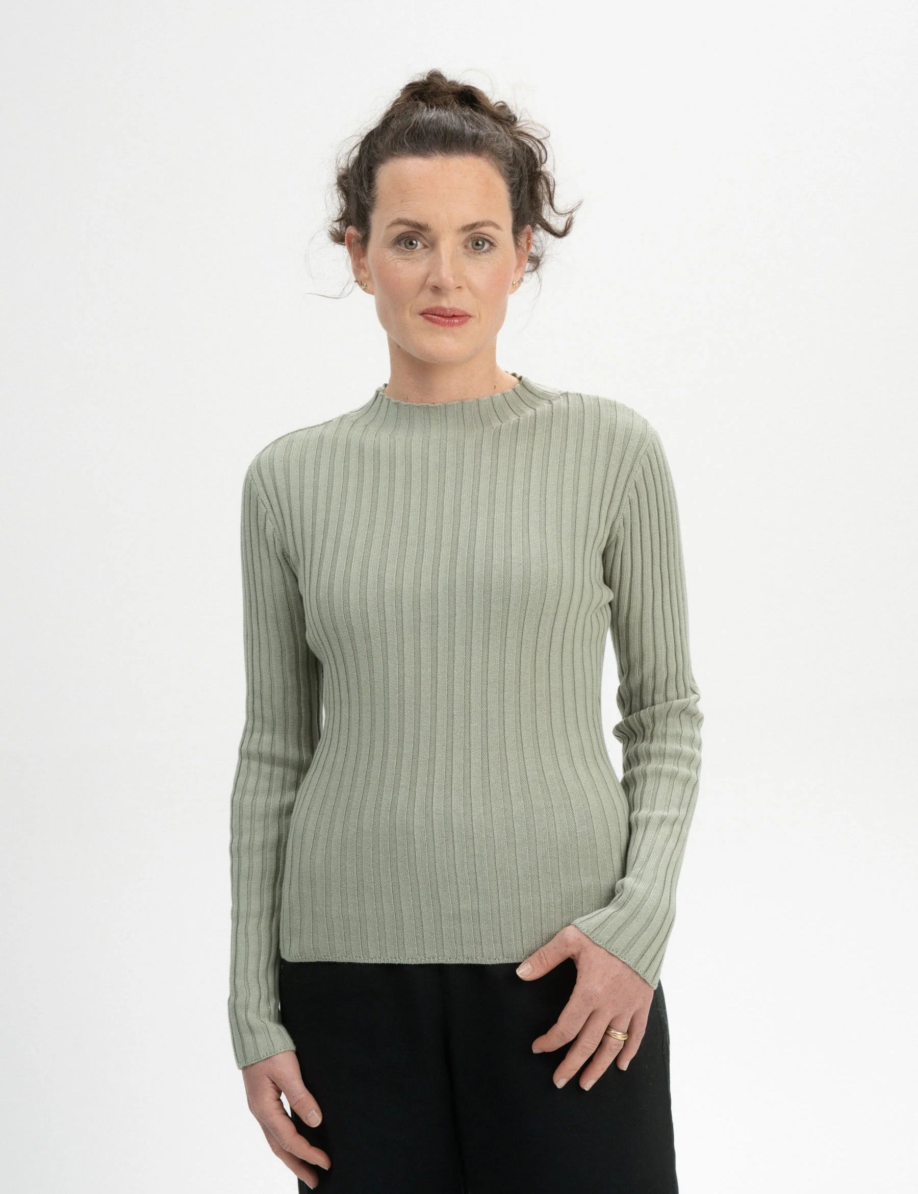 Namari-women-rib-jumper-green-clay-01_d8e63cbb-29aa-4ffd-a612-7ff38e636d1e_jpg.webp