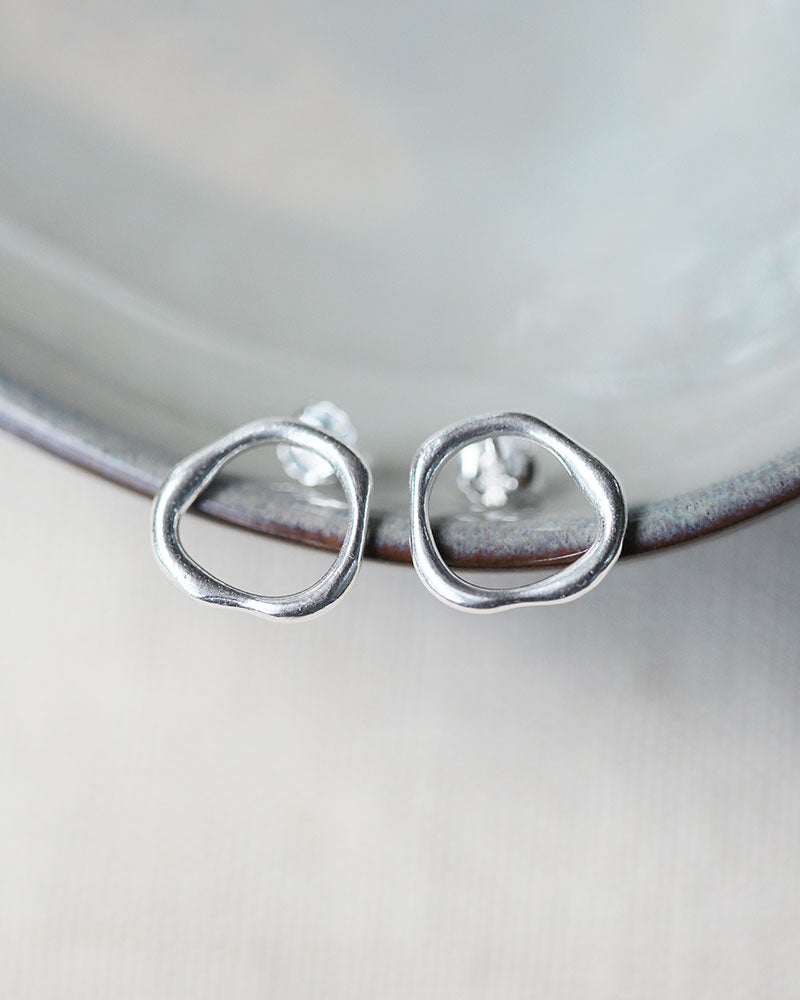 Pikfine_organische_Ohrstecker_Elva_Silber_recycelt_30dcb85e-1e64-41ae-b711-ec3e2e51158c.jpg