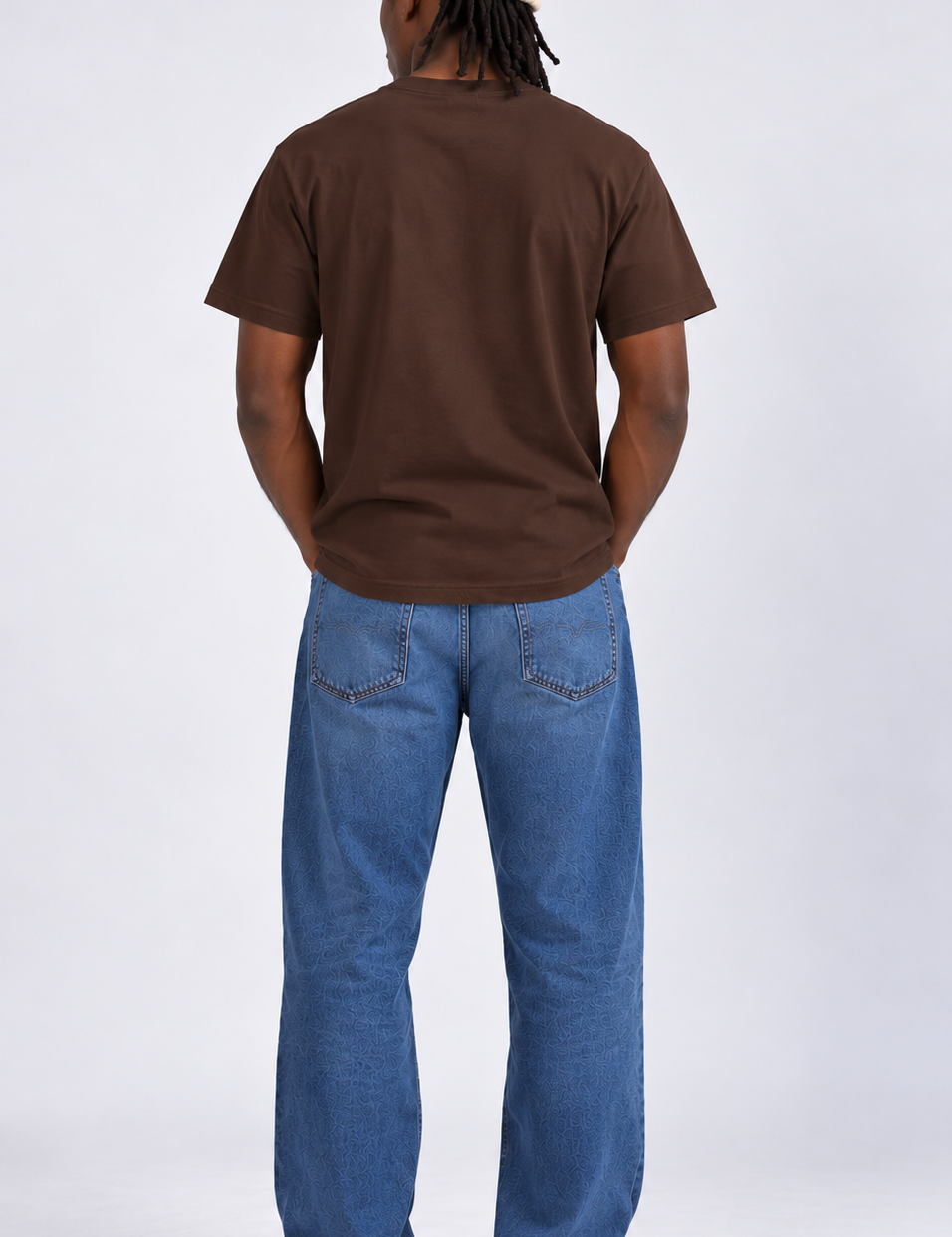 RueckansichtimminimalistischenLookbook-Studio.png