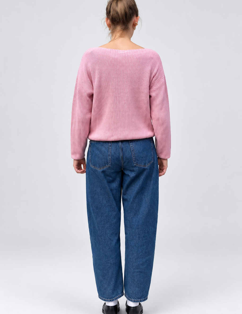 RueckansichtimrosafarbenenStrickpullover-2.png
