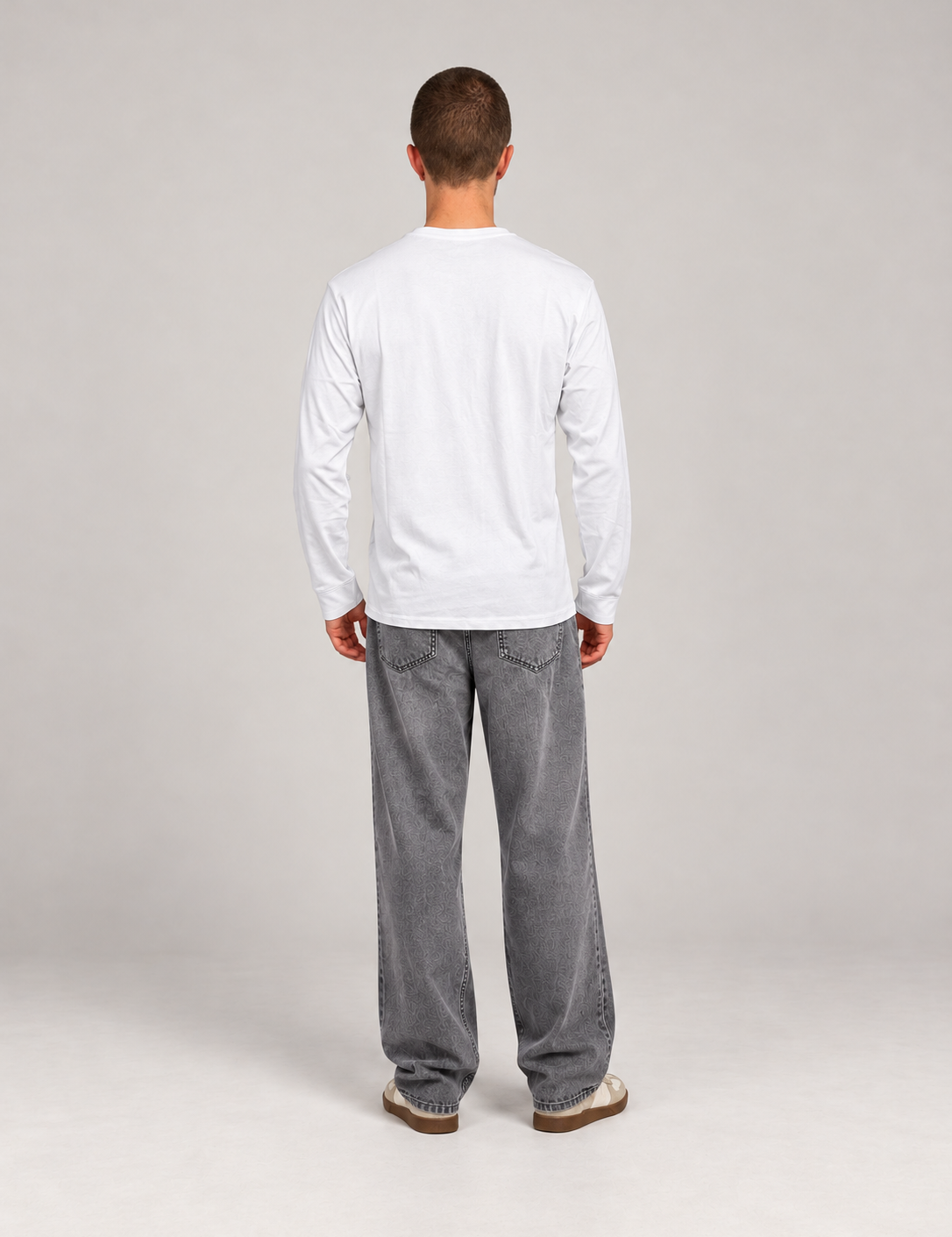 RueckansichtimweissenLongsleeveundJeans-2.png