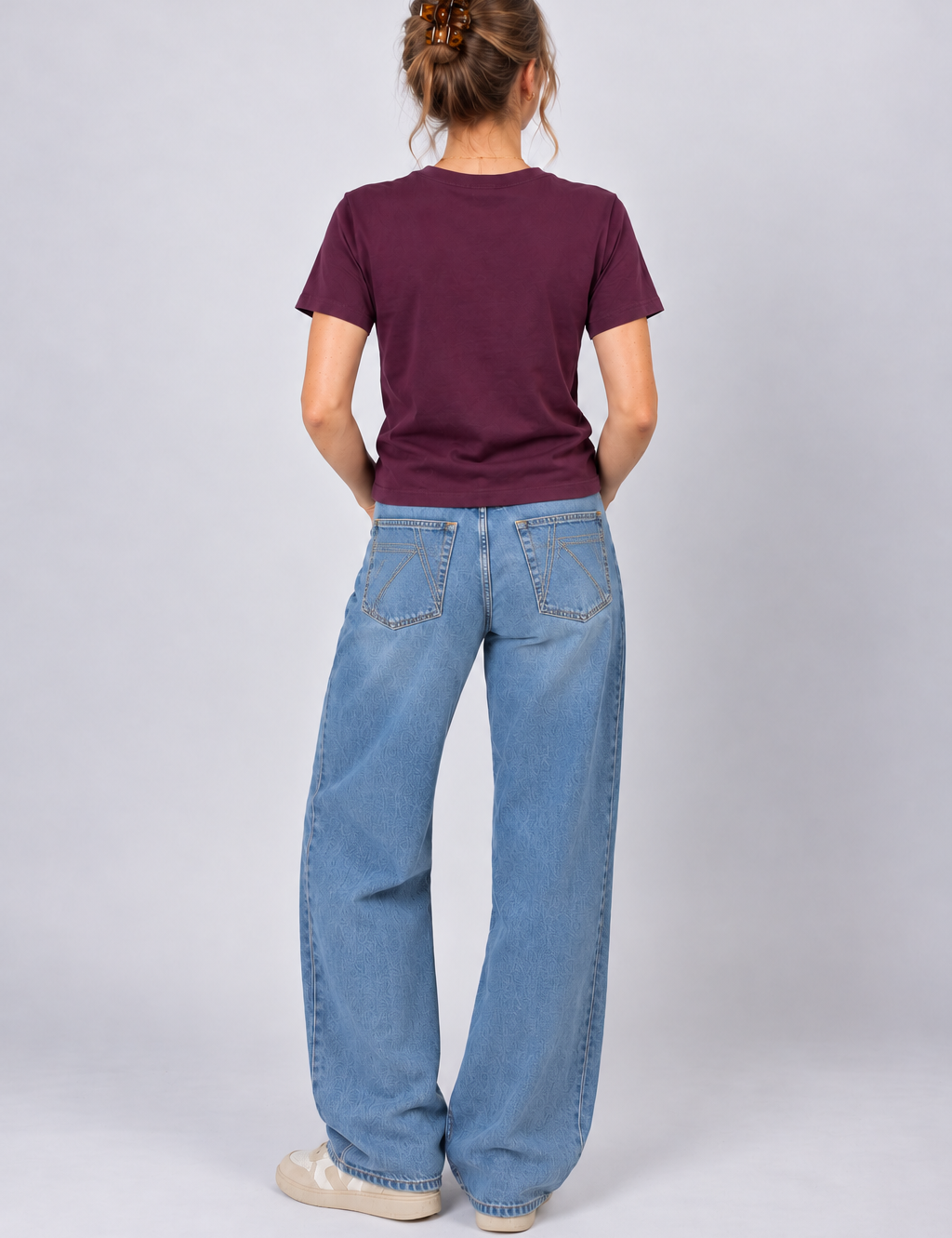 RueckansichtinBeerentonmitBaggy-Jeans-2.png
