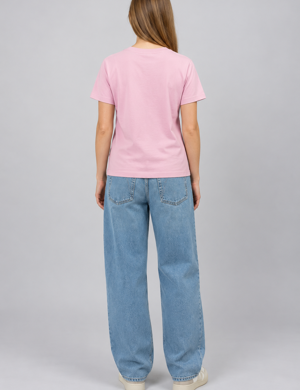 RueckansichtinrosafarbenemT-ShirtundBaggy-Jeans-8.png