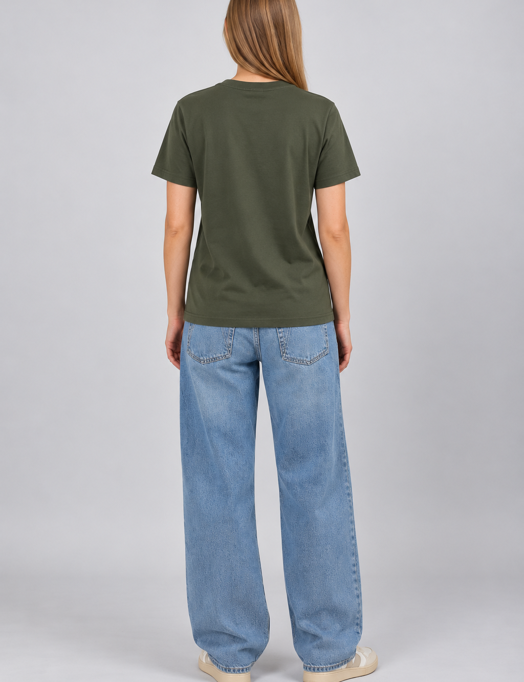 RueckansichtmitolivgruenemT-ShirtundBaggy-Jeans-4.png