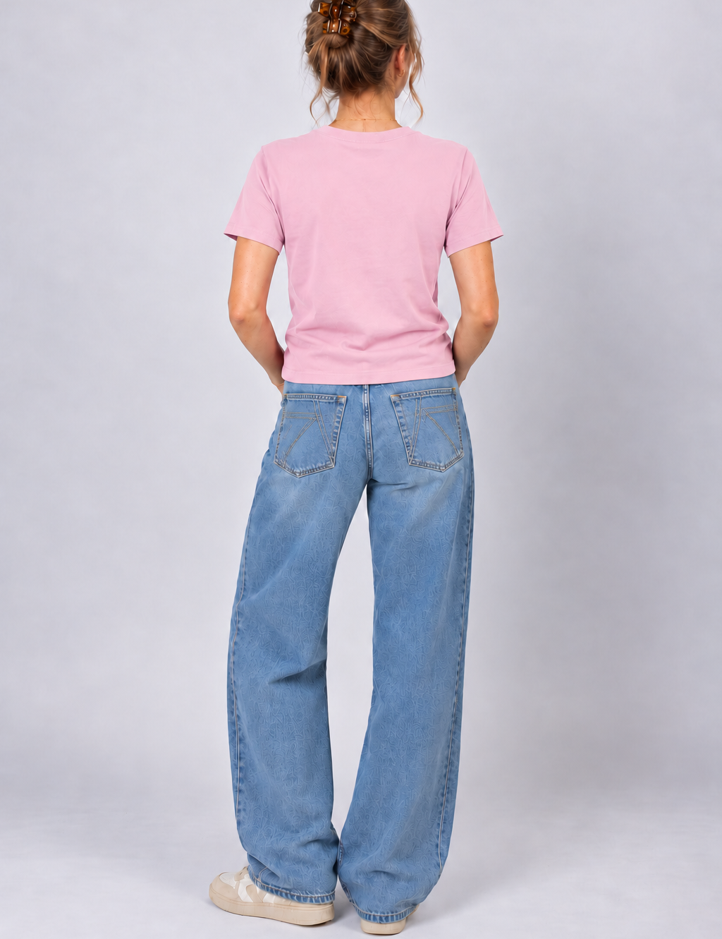 RueckansichtmitpastellrosaT-Shirt-8.png