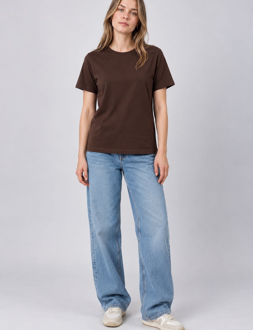 SchokoladenbraunesShirtmitlaessigerJeans-1.png