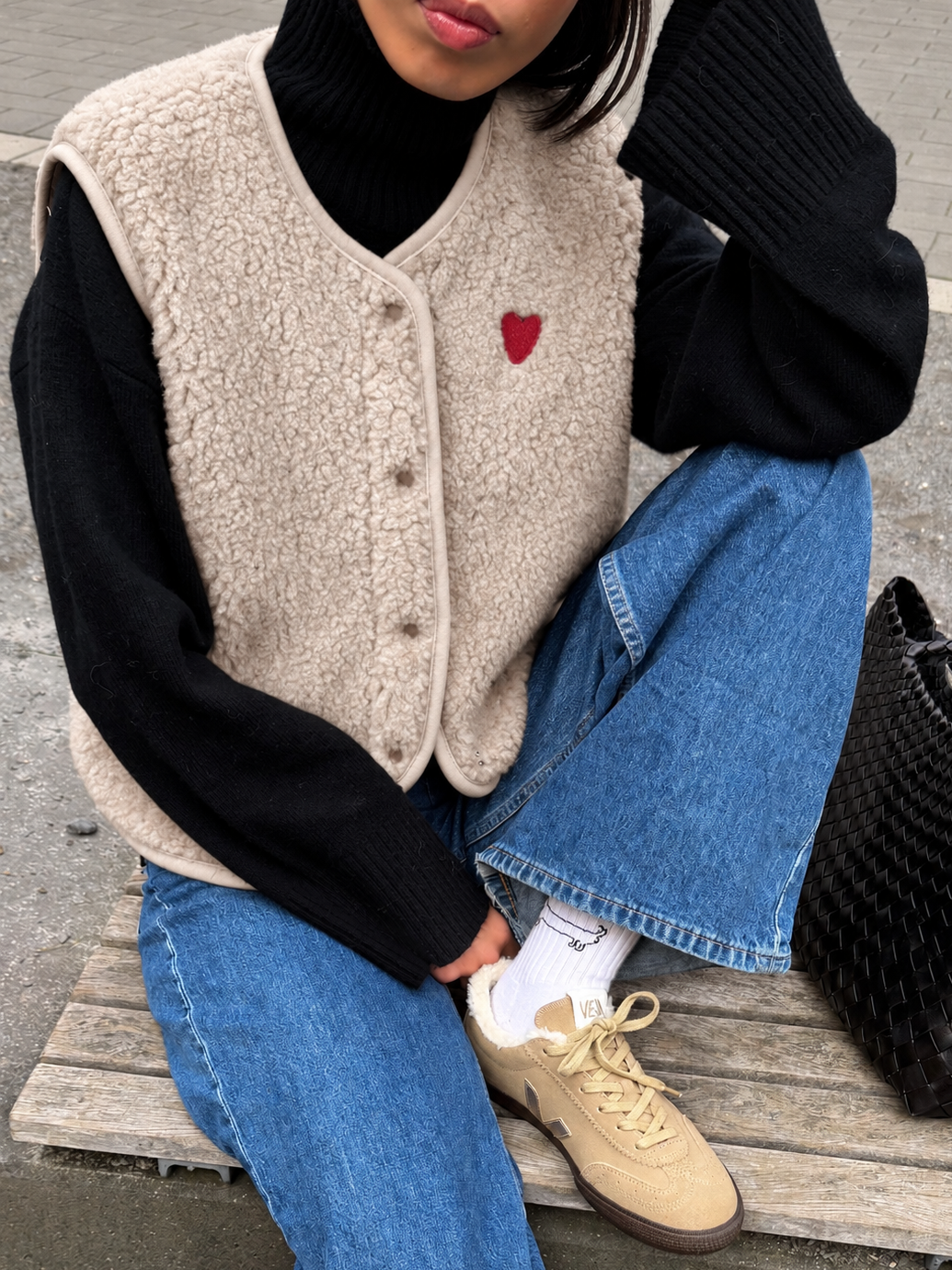 Streetstyle_mit_Sherpa-Weste_und_Herzpatch.png