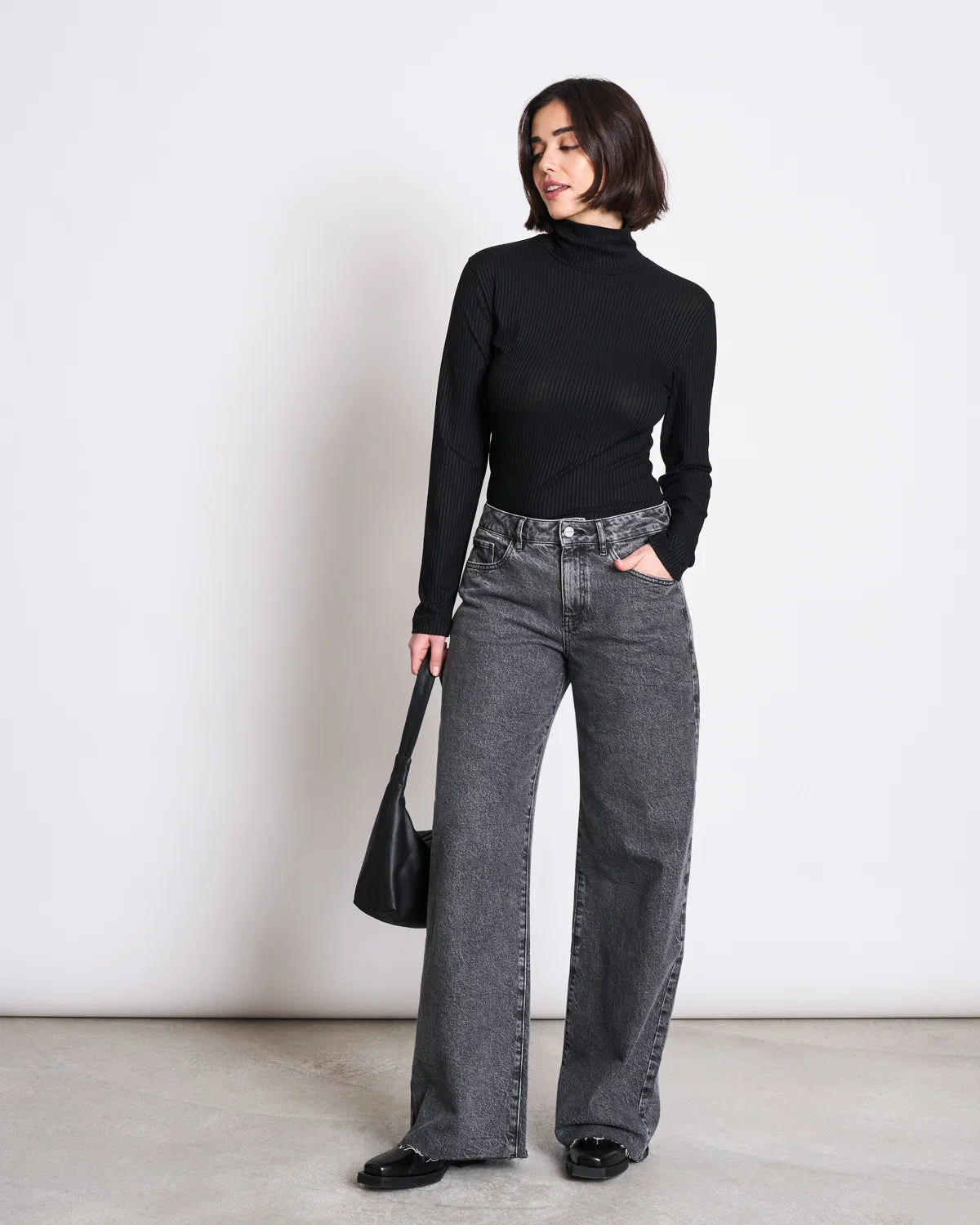 T3_23_JannJune_Mio-black_Sunny-lightgrey_2715_jpg.webp