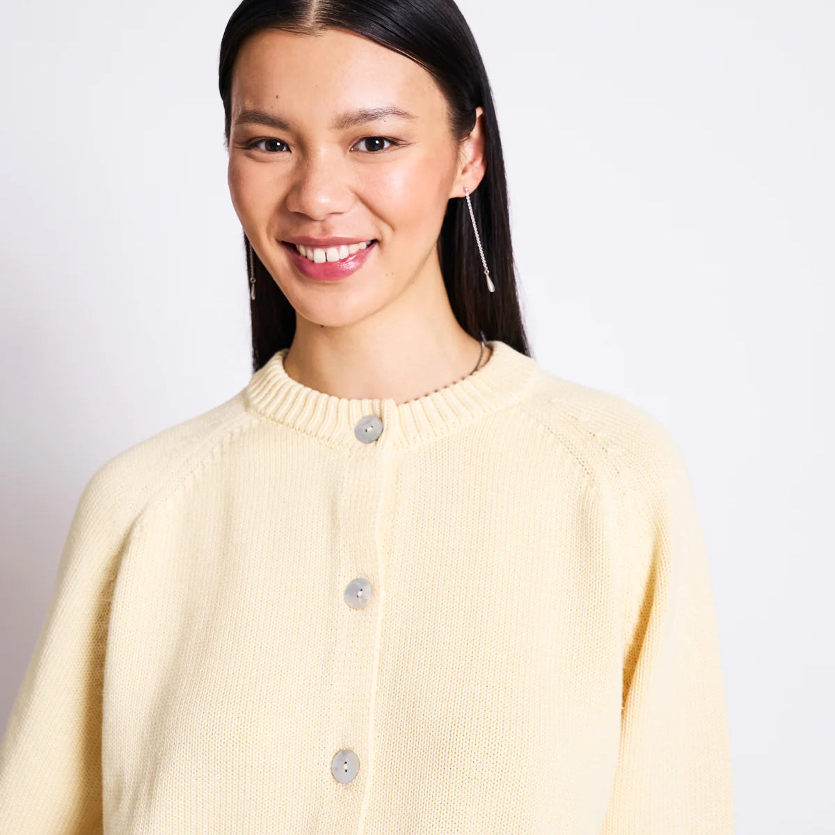 T3_JNJ_SS26_38_FANO-SHORTS-clay_SIVIA-buttermilk_0663_jpg.webp