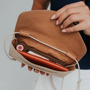 cute clutch suede caramelo