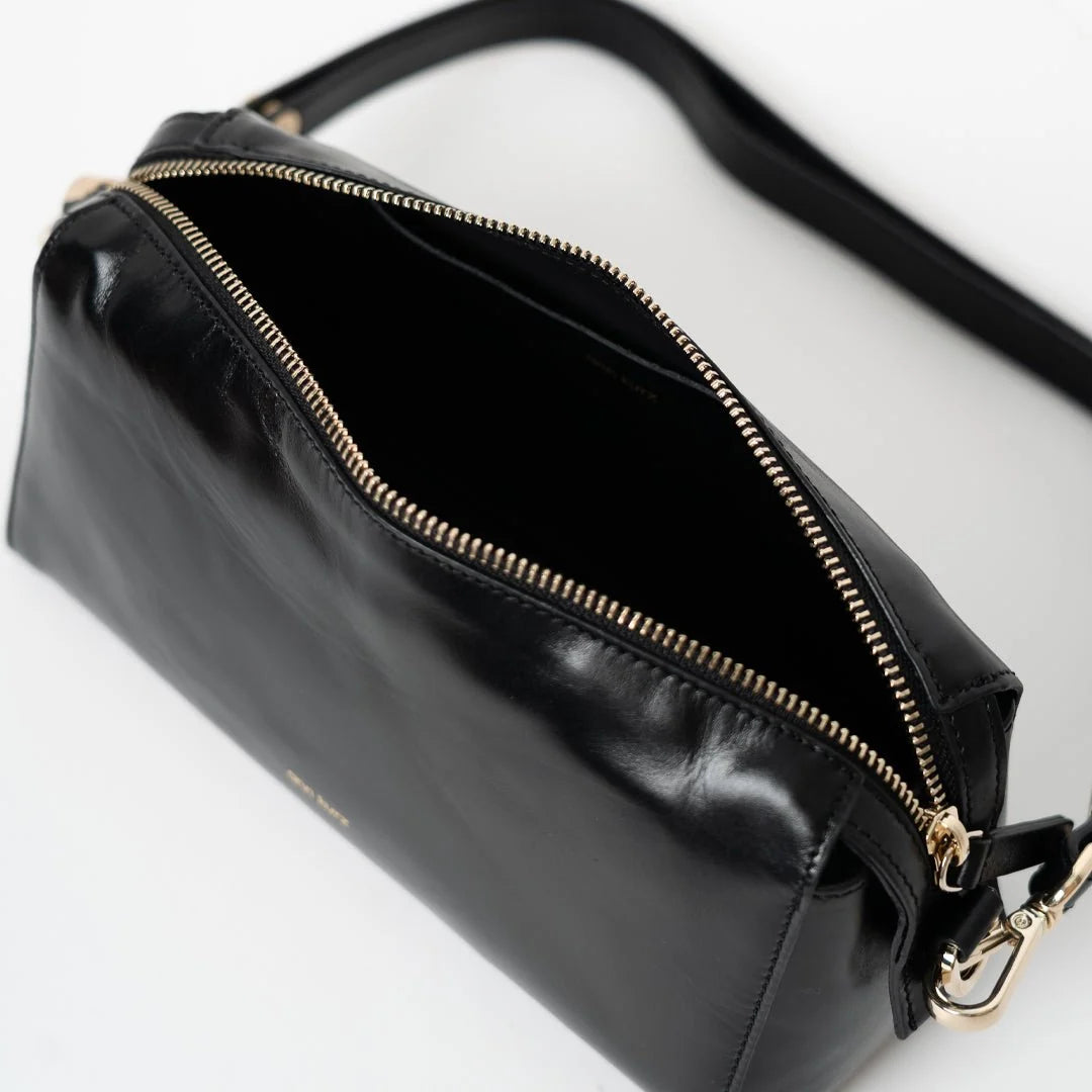 light shoulder shiny nappa black with gold-tone details