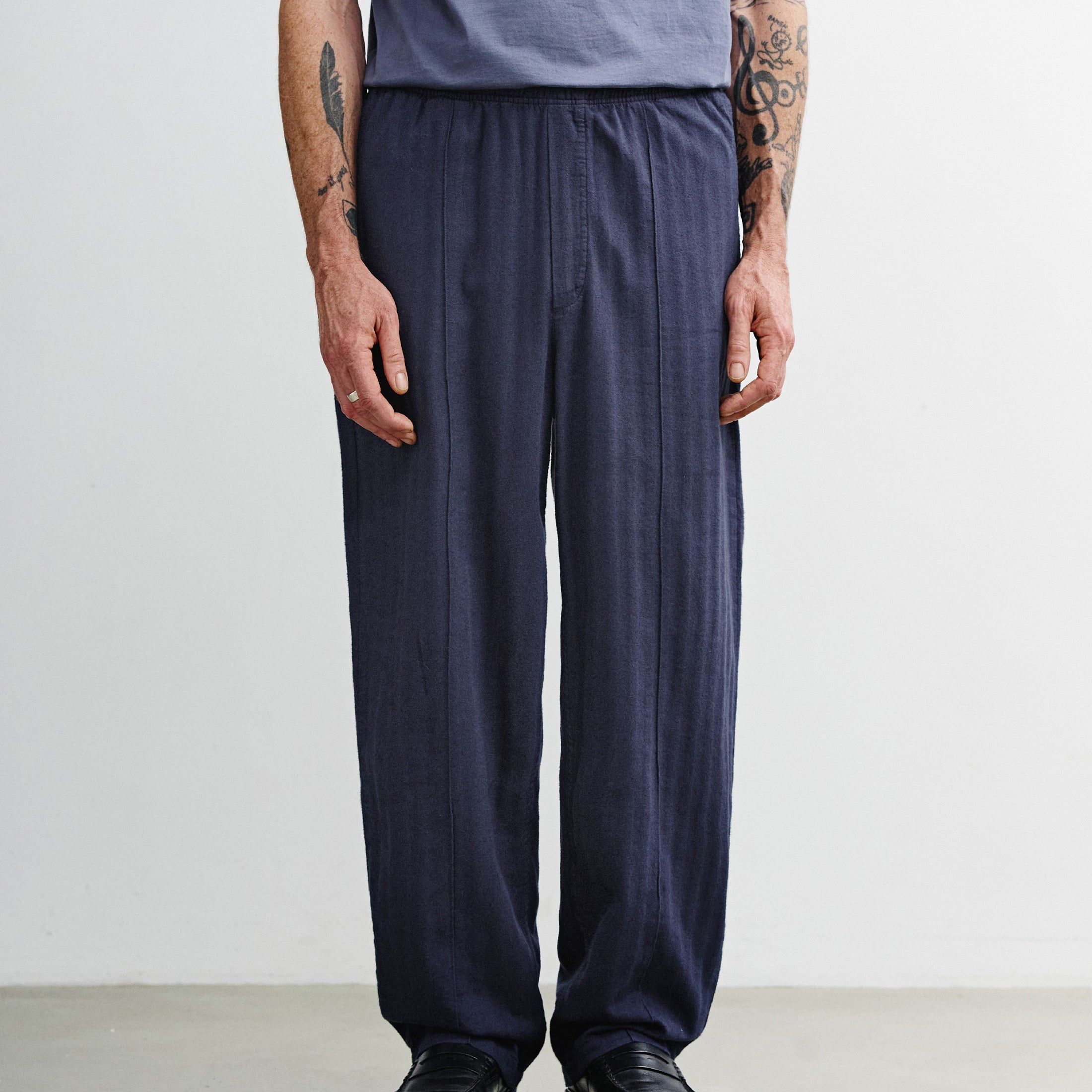 pleated-wide-pant_herringbone-blue_men_1.jpg