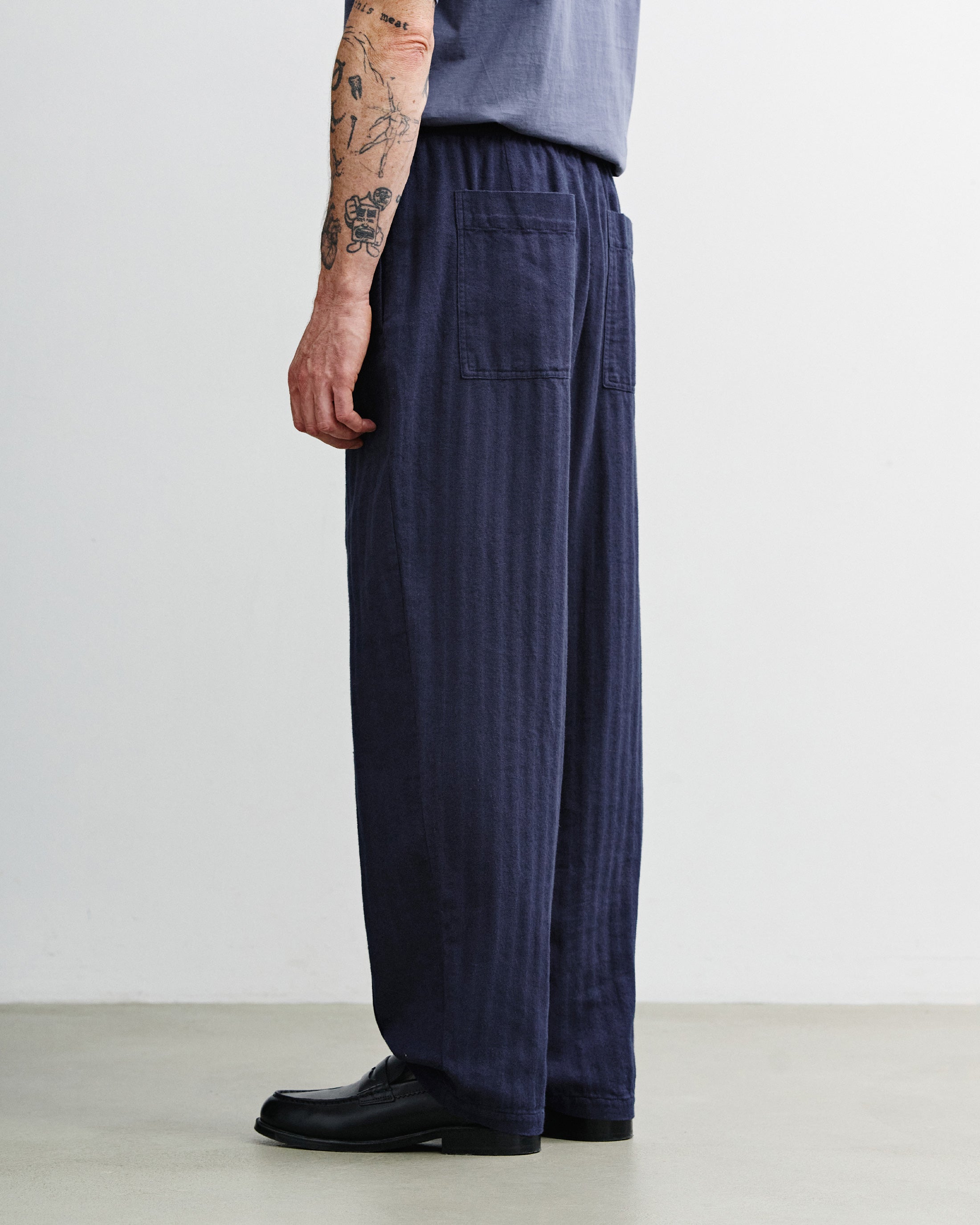 pleated-wide-pant_herringbone-blue_men_3.jpg