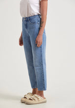 Load image into Gallery viewer, shelby hemp denim jeans worn blue